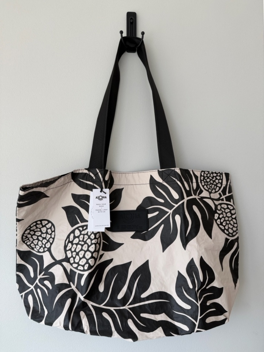 NWT ALOHA Collection Holo Holo Tote in Holomua (Black/Sandstone)